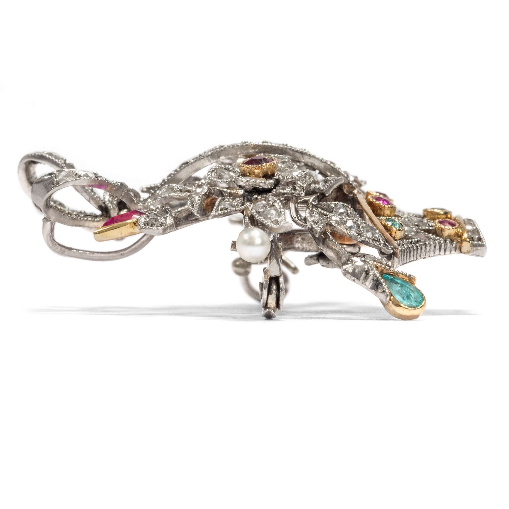 598120-Prachtvolle-Art-Deco-Brosche-aus-Platin-mit