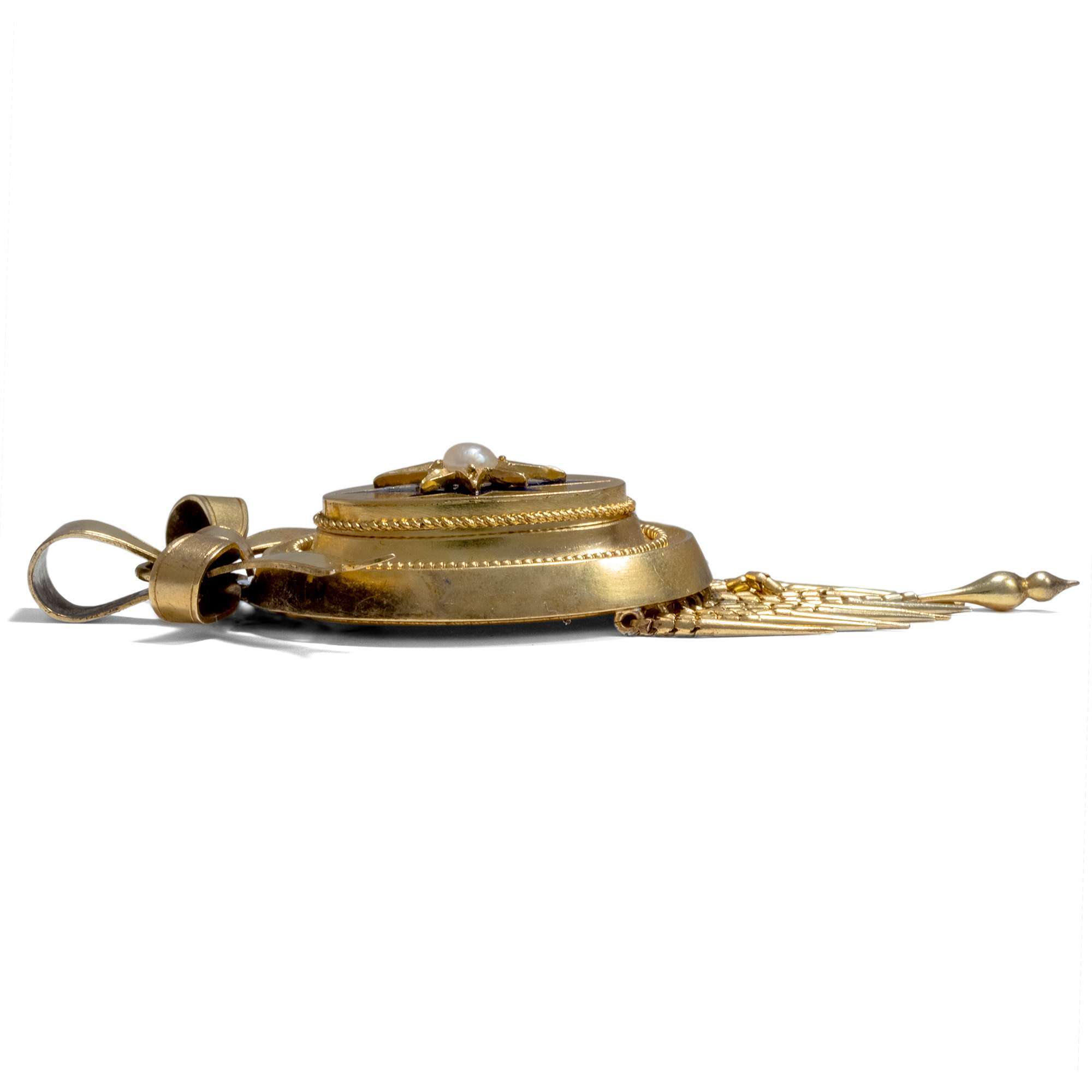 614266-hofer-antikschmuck-Viktorianischer-Medaillon-Anhaenger-mit-Perle-und-blauem-Email-auf-Gold-um-1875-Nahe-am-Herzen_2