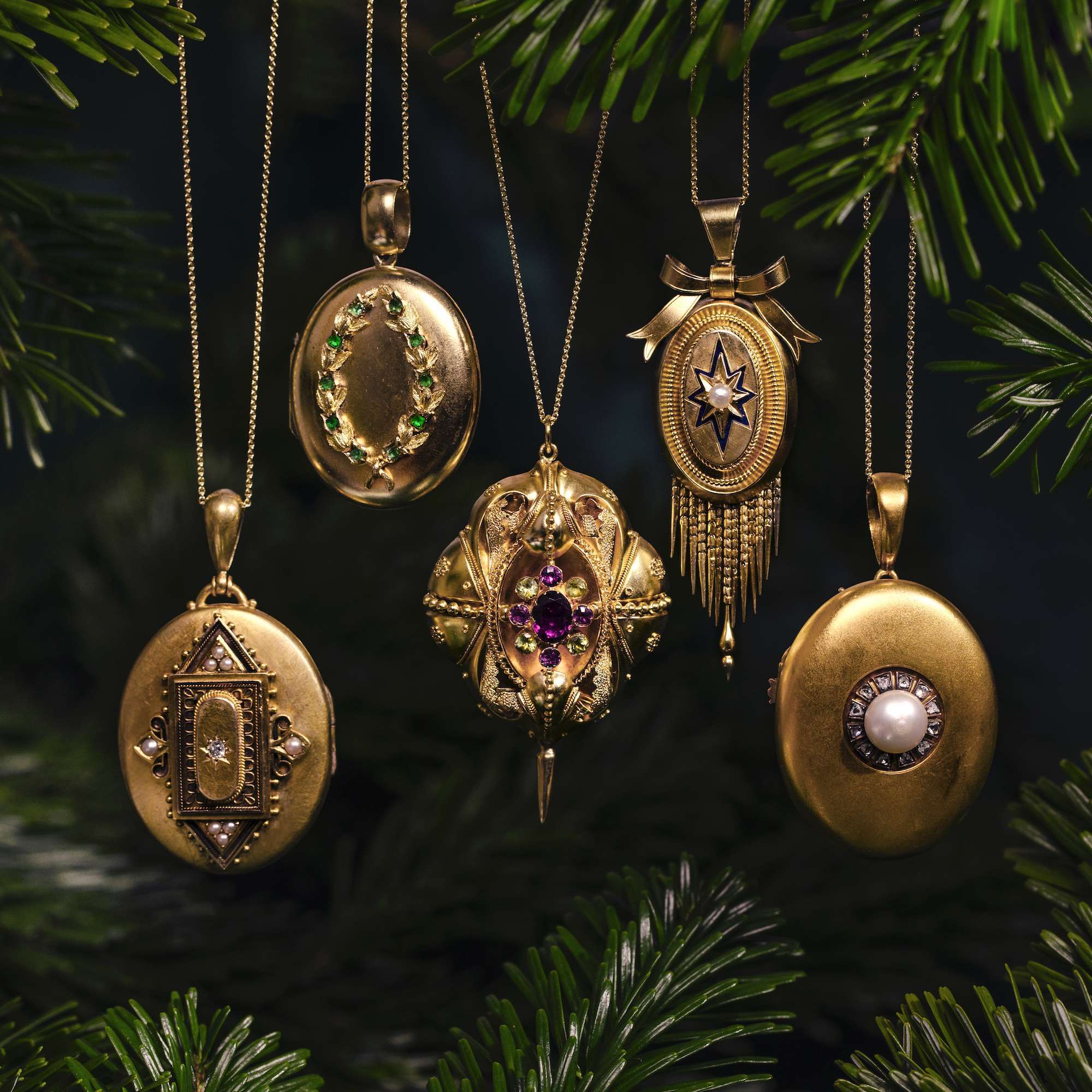 614266-hofer-antikschmuck-Viktorianischer-Medaillon-Anhaenger-mit-Perle-und-blauem-Email-auf-Gold-um-1875-Nahe-am-Herzen_6