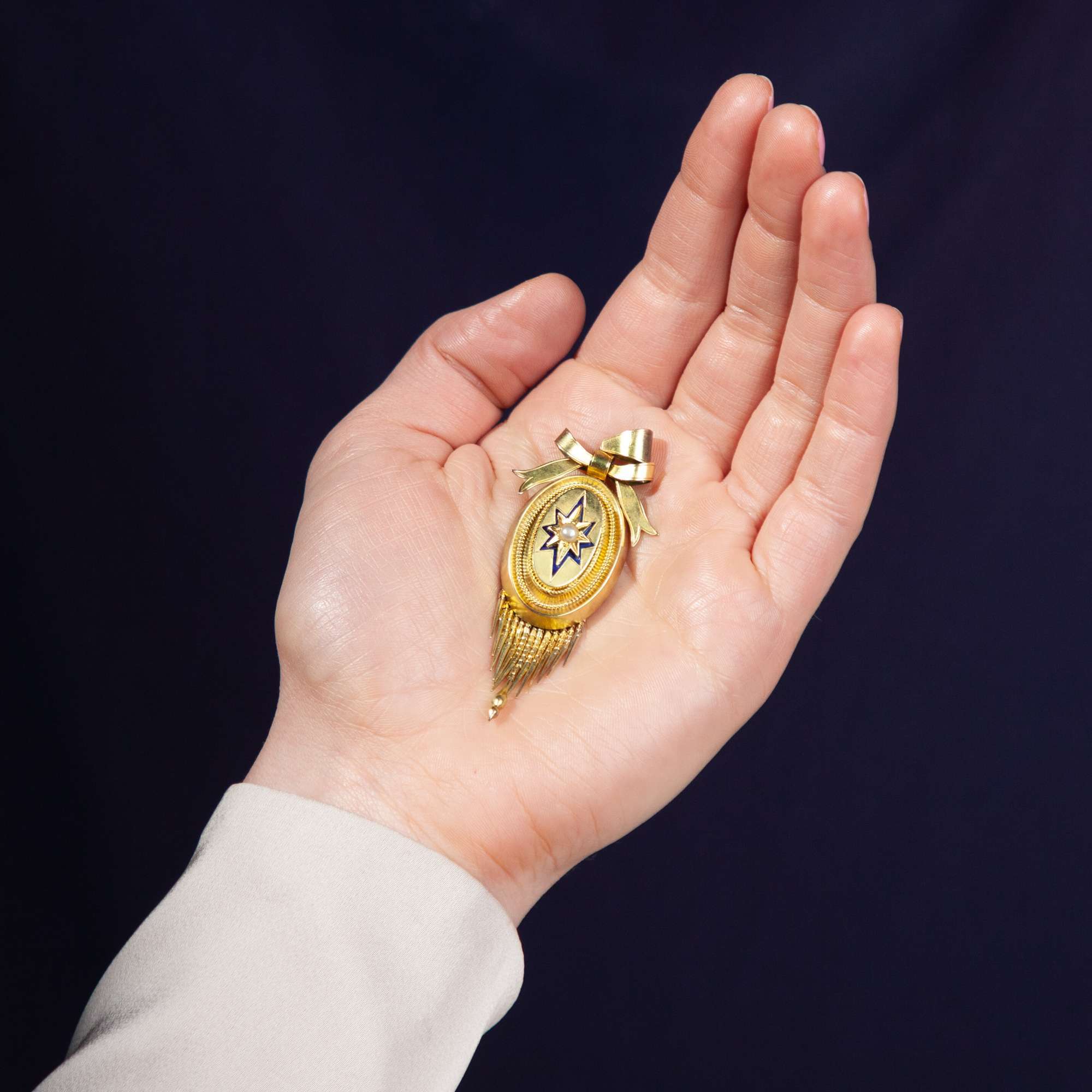 614266-hofer-antikschmuck-Viktorianischer-Medaillon-Anhaenger-mit-Perle-und-blauem-Email-auf-Gold-um-1875-Nahe-am-Herzen_7