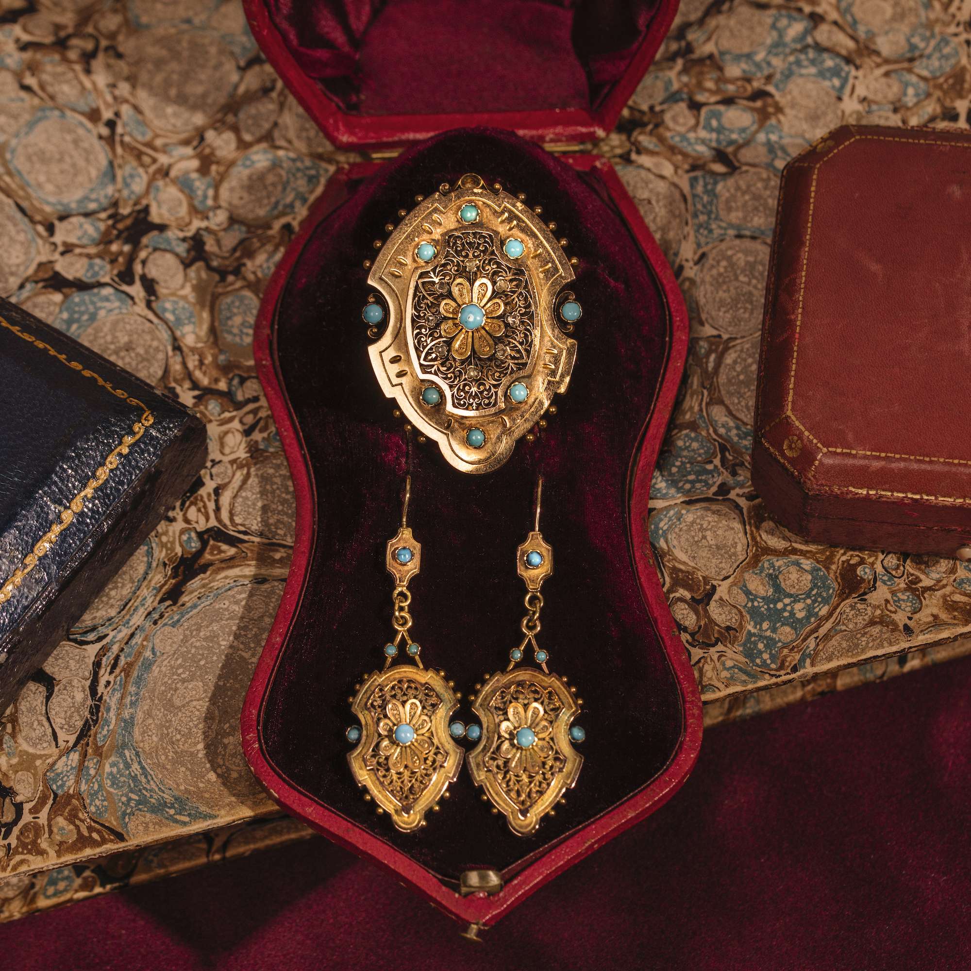 614797-hofer-antikschmuck-Antike-Demi-Parure-mit-Tuerkisen-und-Diamanten-in-Gold-um-1875-Amor-Ornamenti_8