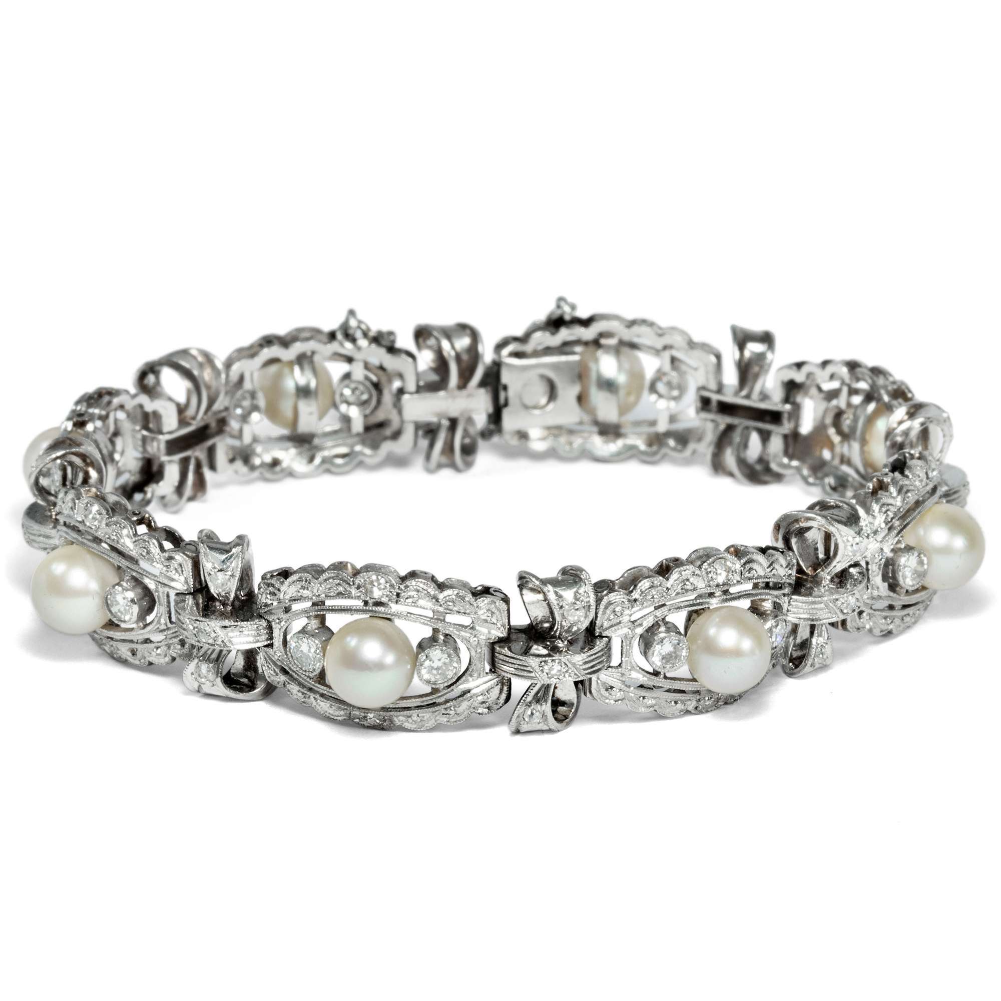 615443-hofer-antikschmuck-Luxurioeses-Schleifen-Armband-mit-Perlen-und-Diamanten-in-Platin-um-1930-Creme-de-la-Creme