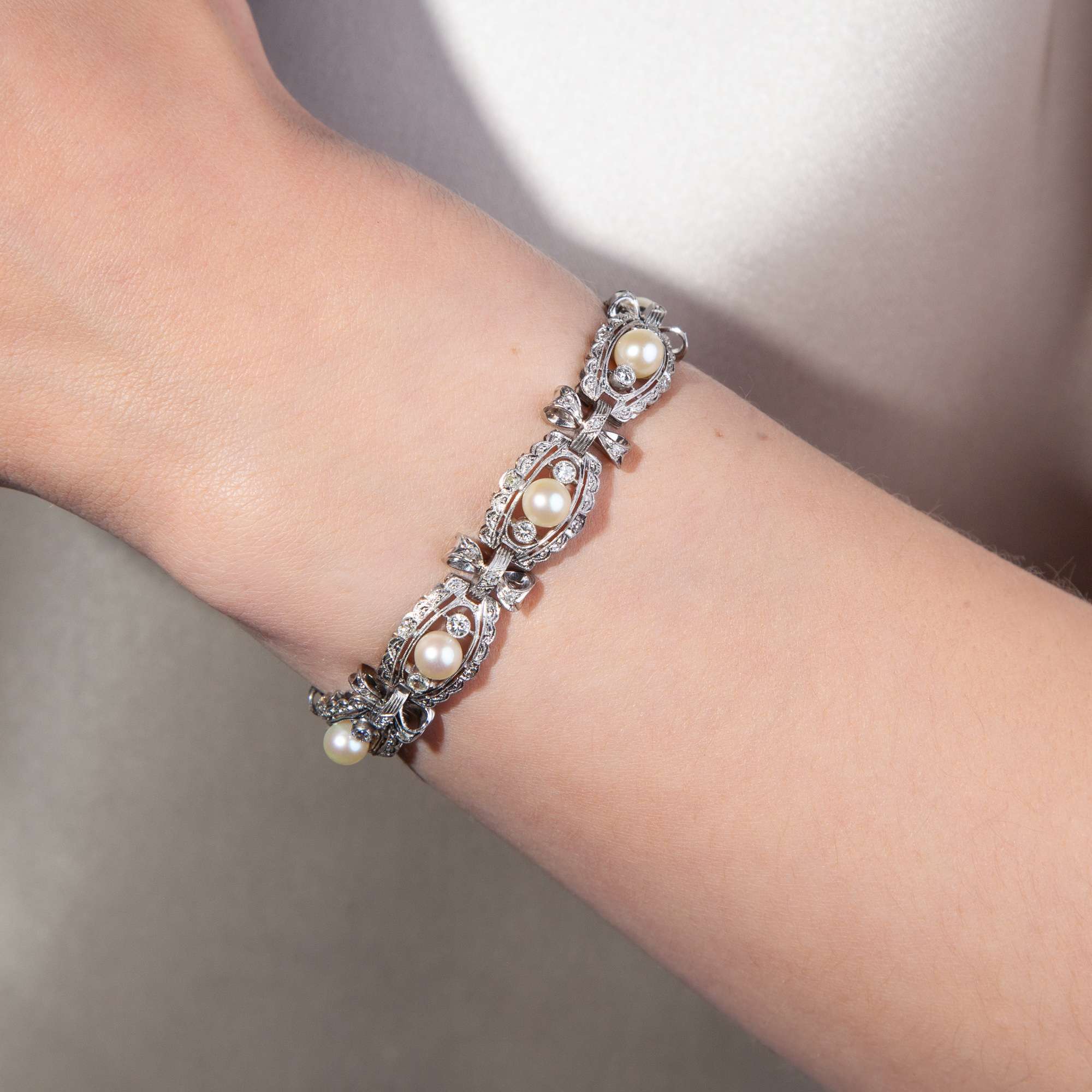 615443-hofer-antikschmuck-Luxurioeses-Schleifen-Armband-mit-Perlen-und-Diamanten-in-Platin-um-1930-Creme-de-la-Creme_8