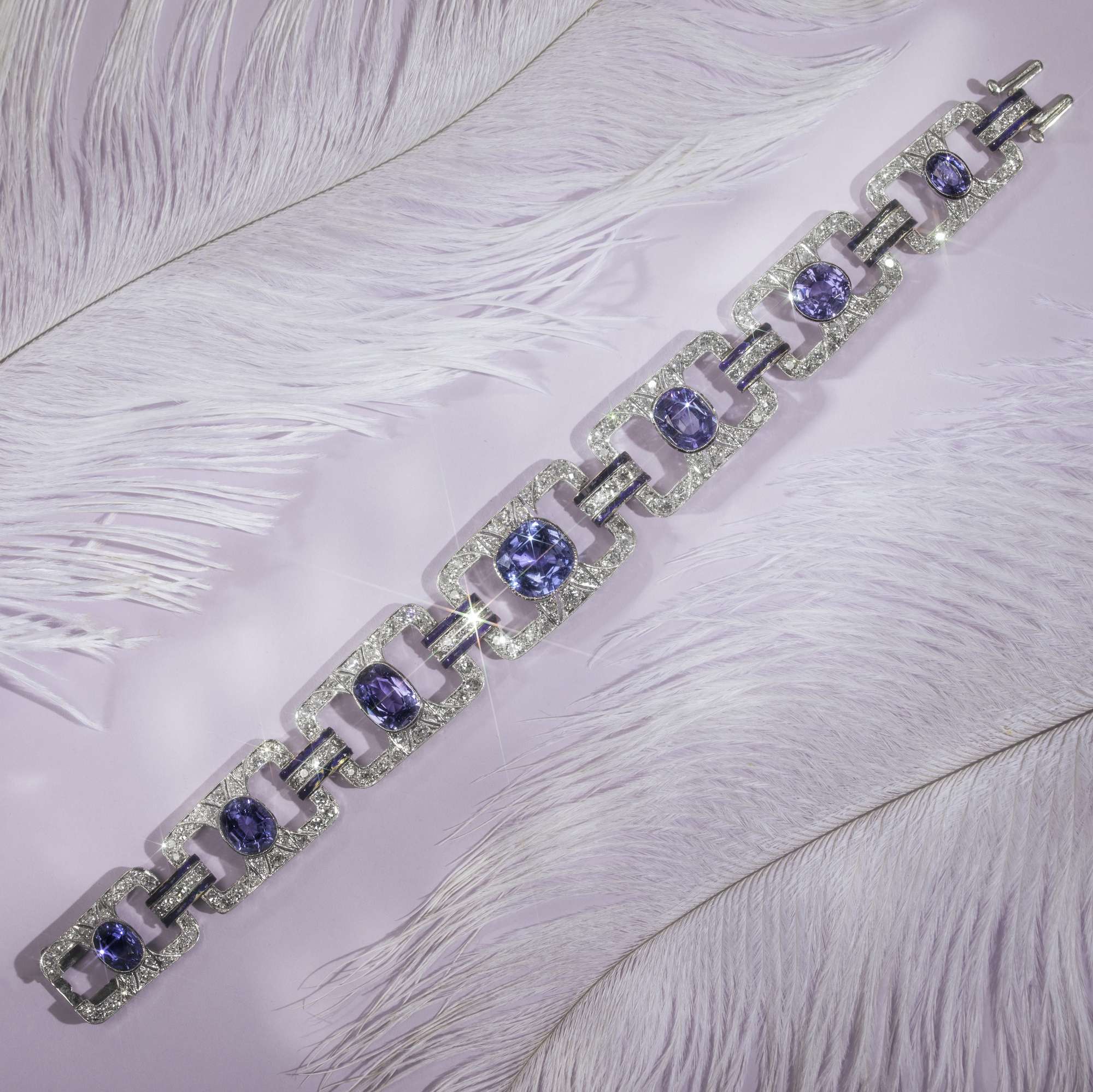 617960-hofer-antikschmuck-Kostbares-Art-Deco-Armband-mit-unbehandelten-Saphiren-und-Diamanten-in-Platin-um-1930-Himmlische-Toene