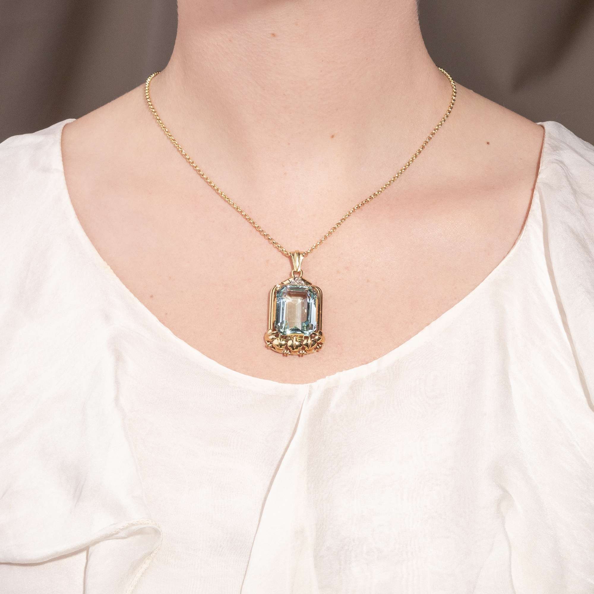 619339-hofer-antikschmuck-Prachtvoller-Retro-Style-Anhaenger-mit-Aquamarin-und-Diamanten-in-Gold-1930er-Jahre-Im-Umbruch