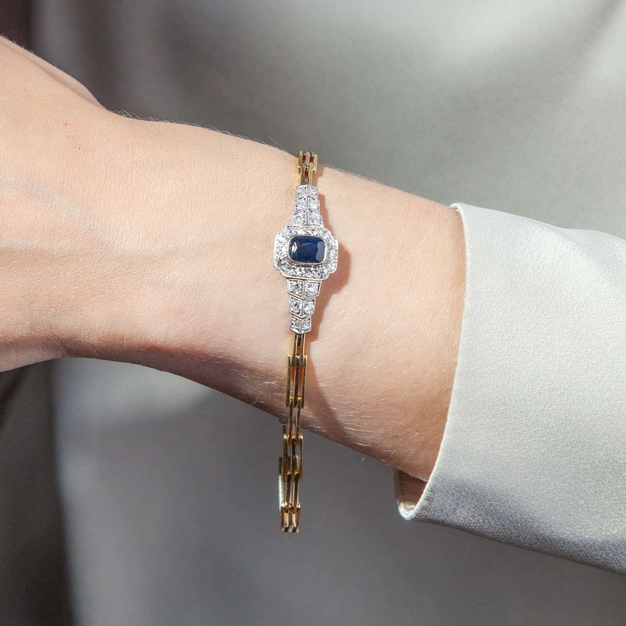 620093-hofer-antikschmuck-Elegantes-Saphir-und-Diamantarmband-in-Gold-und-Paltin-Art-Deco-um-1925-und-spaeter-Glanz-der-Moderne_7