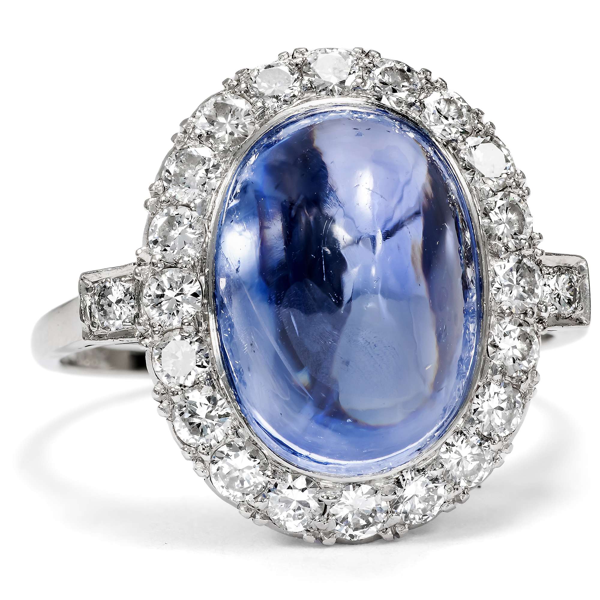 625325-hofer-antikschmuck-Wunderschoener-Ring-mit-unbehandeltem-Sugarloaf-Saphir-und-Diamanten-Deutschland-um-1950-Himmlische-Sphaeren