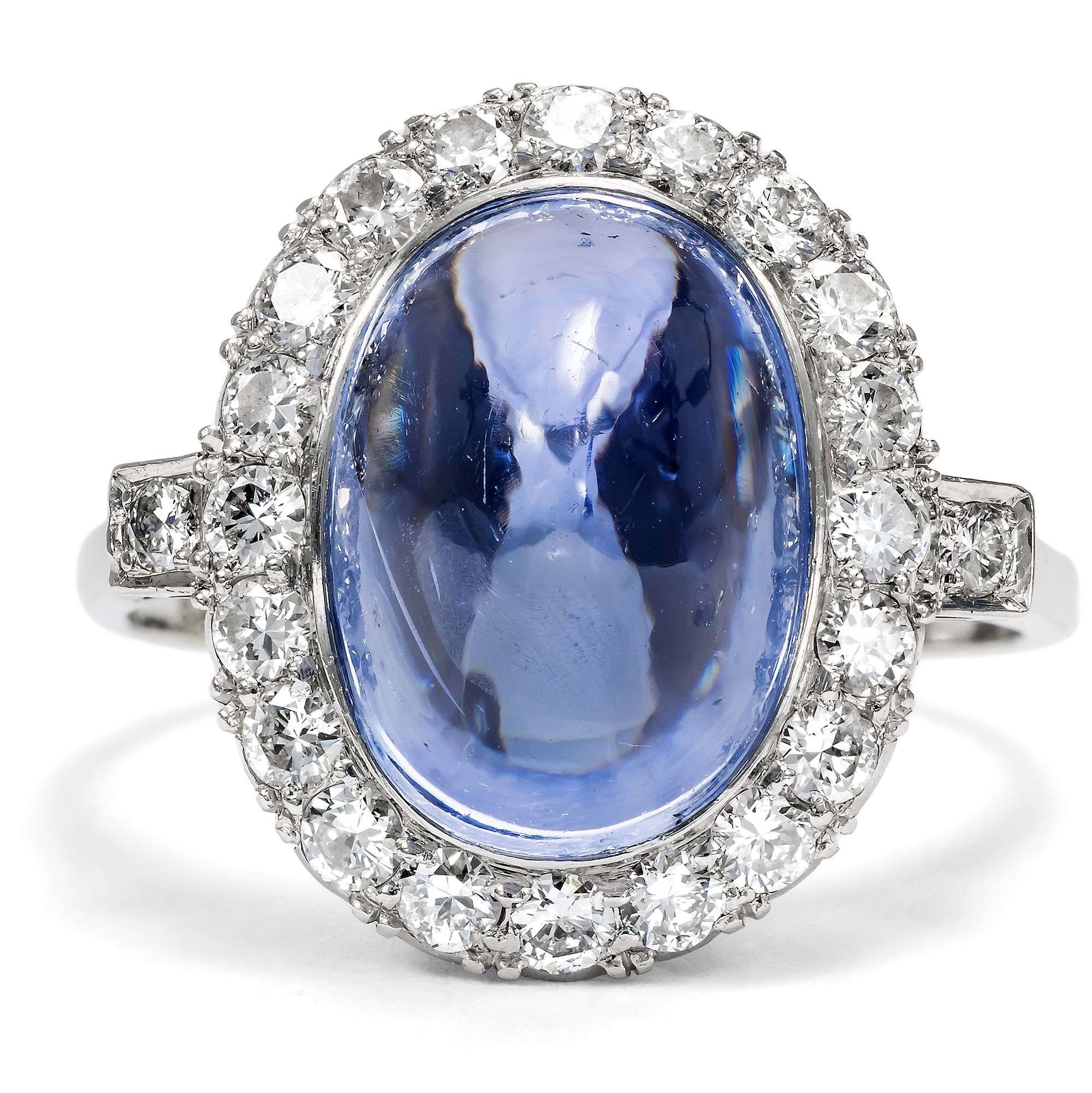 625325-hofer-antikschmuck-Wunderschoener-Ring-mit-unbehandeltem-Sugarloaf-Saphir-und-Diamanten-Deutschland-um-1950-Himmlische-Sphaeren_1