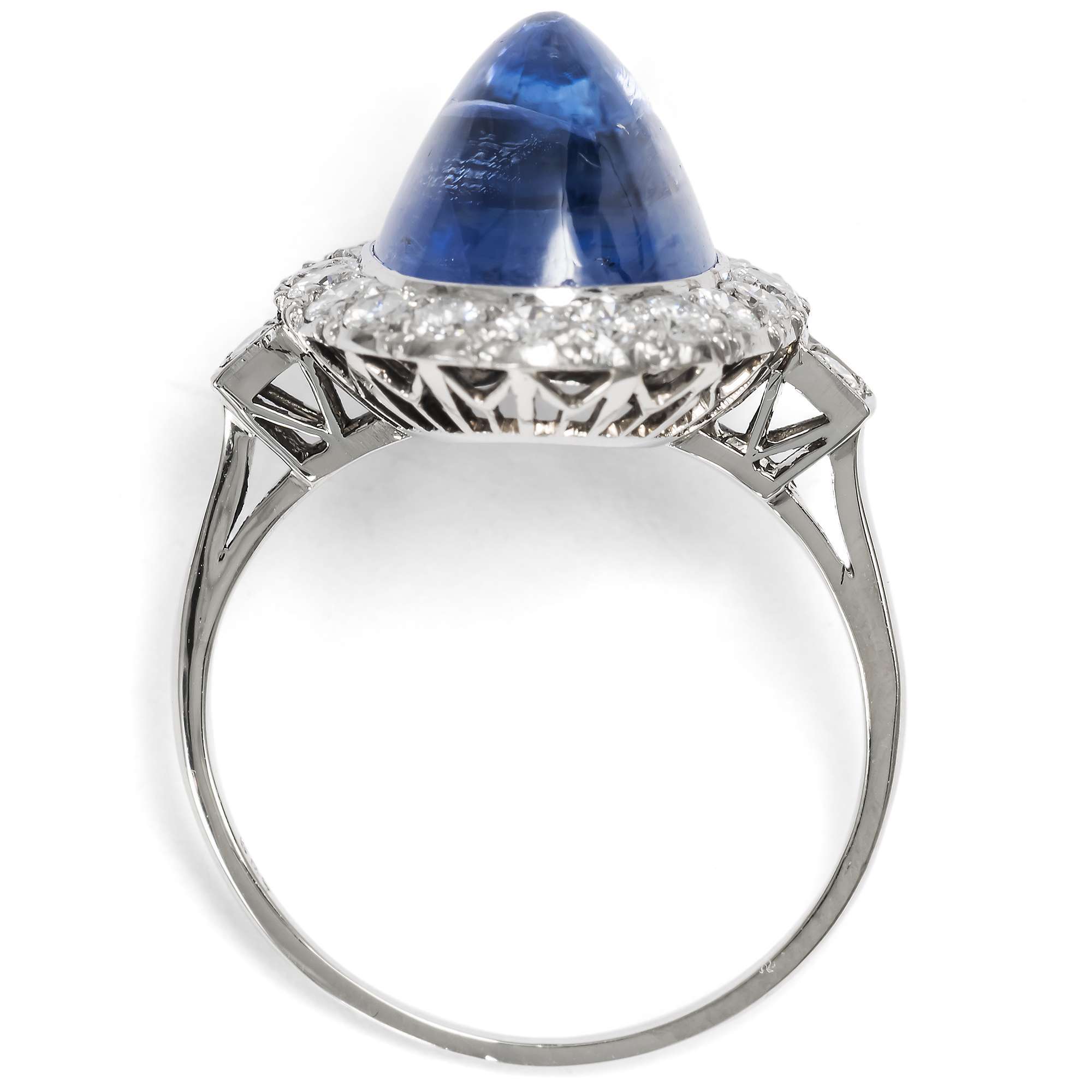 625325-hofer-antikschmuck-Wunderschoener-Ring-mit-unbehandeltem-Sugarloaf-Saphir-und-Diamanten-Deutschland-um-1950-Himmlische-Sphaeren_2