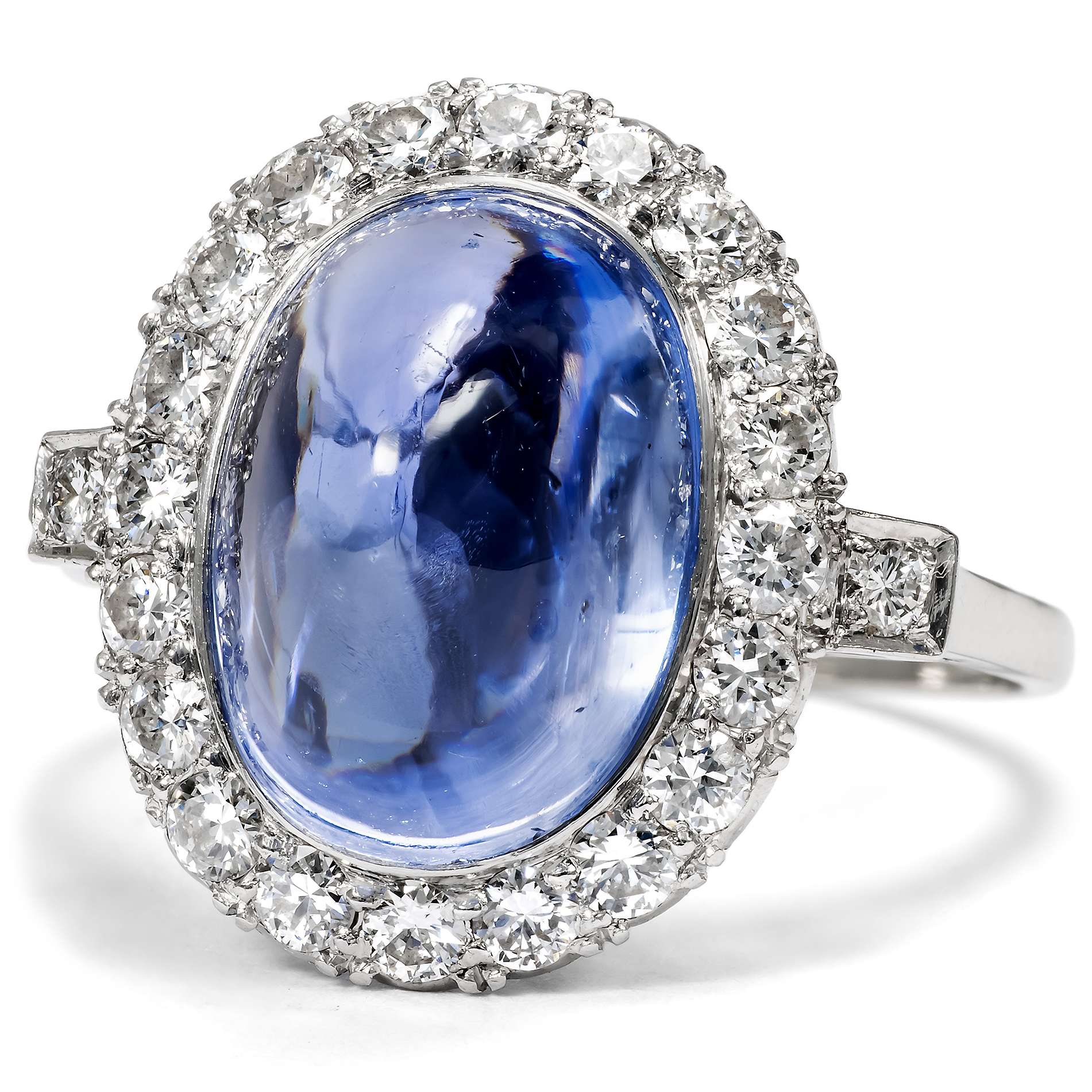 625325-hofer-antikschmuck-Wunderschoener-Ring-mit-unbehandeltem-Sugarloaf-Saphir-und-Diamanten-Deutschland-um-1950-Himmlische-Sphaeren_3