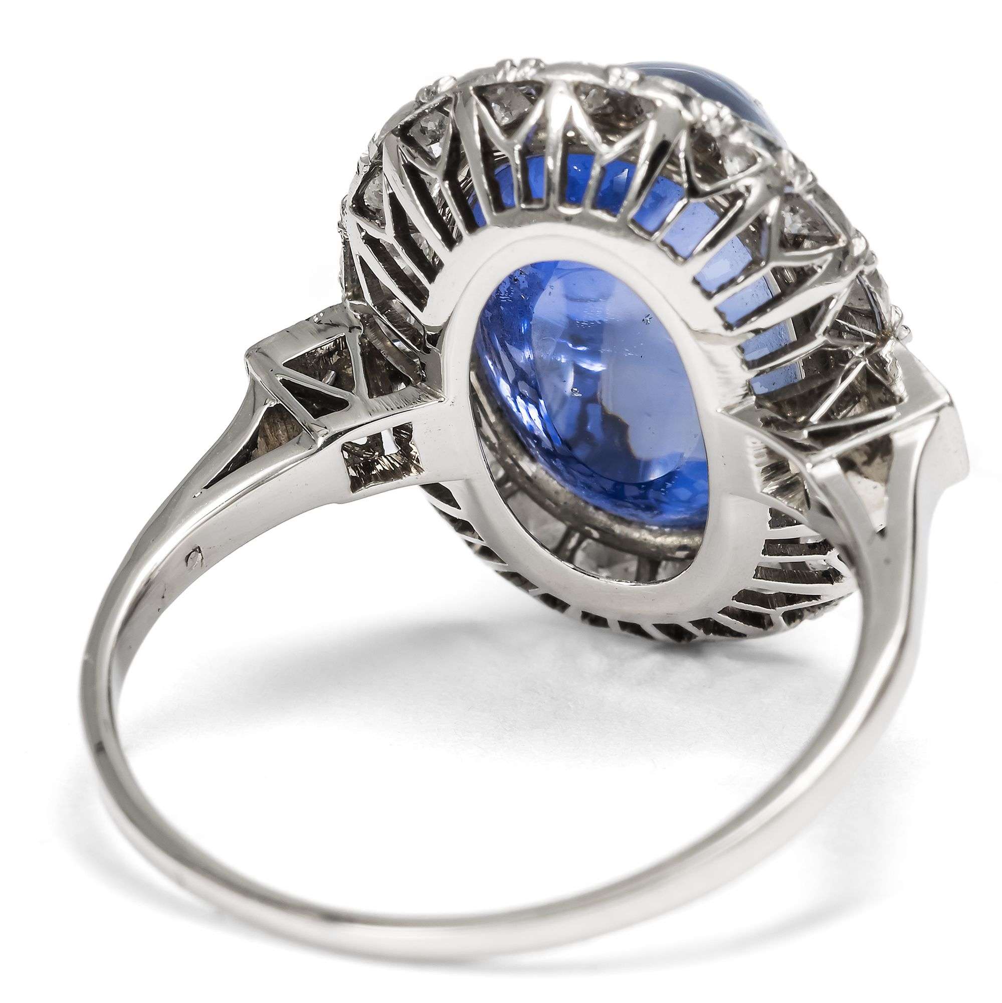 625325-hofer-antikschmuck-Wunderschoener-Ring-mit-unbehandeltem-Sugarloaf-Saphir-und-Diamanten-Deutschland-um-1950-Himmlische-Sphaeren_5