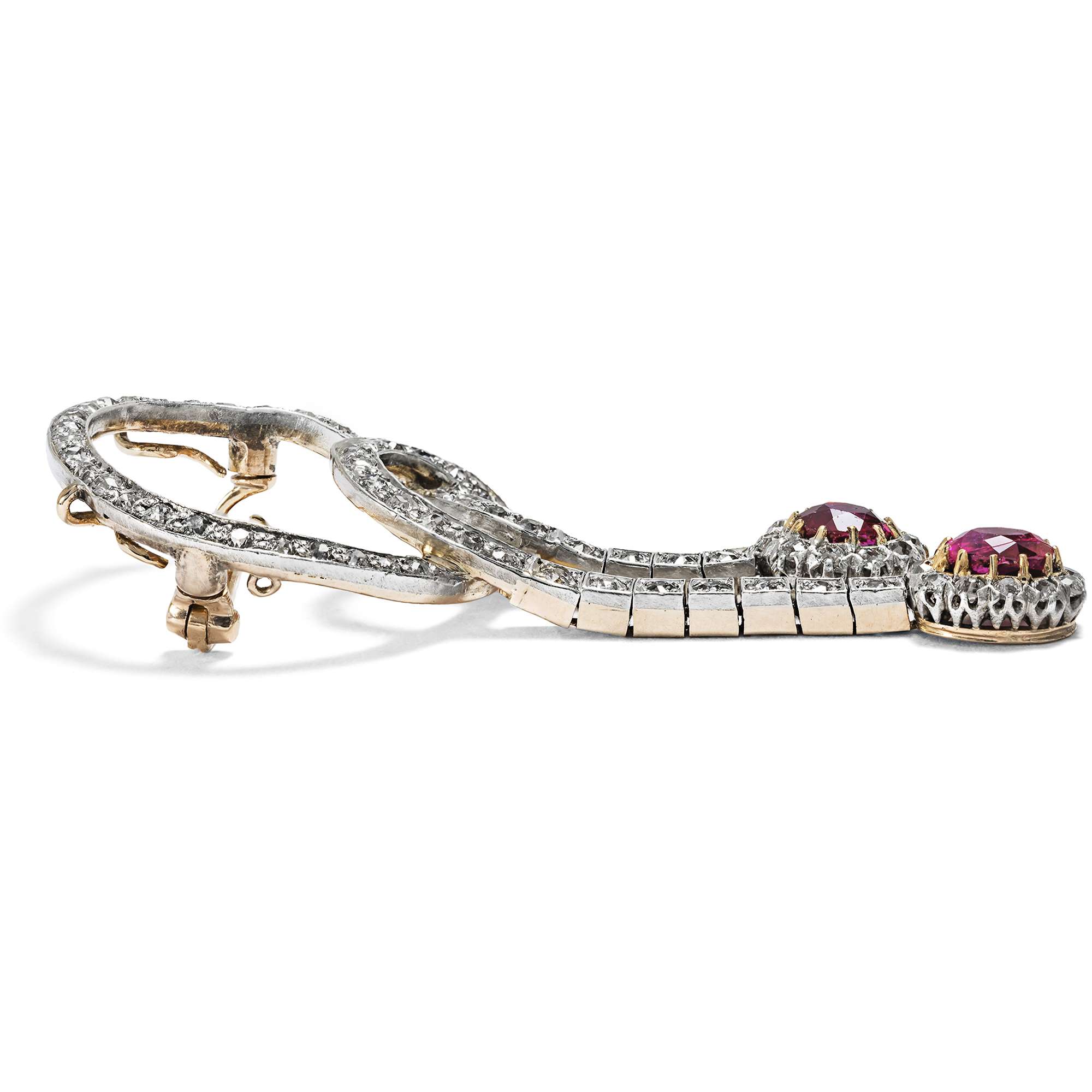 625522-hofer-antikschmuck-Kostbare-Anhaenger-Brosche-mit-Diamanten-und-Rubinen-aus-Burma-um-1910-Seid-umschlungen-_1