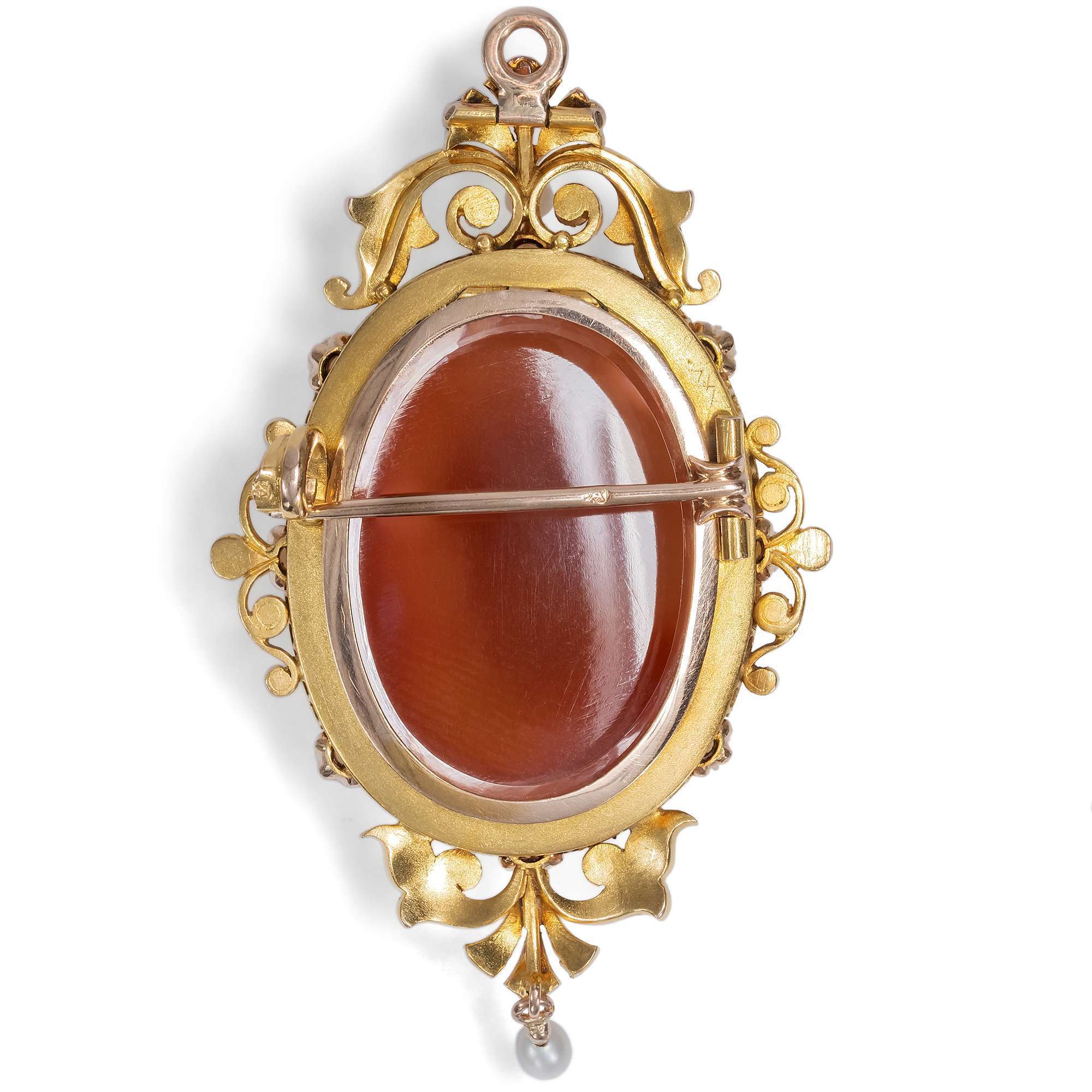 625902-hofer-antikschmuck-Romantisches-Medaillon-mit-Lagenstein-Kamee-und-Perlen-in-Gold-um-1880-Die-Liebe-ist-ein-seltsames-Spiel-_2