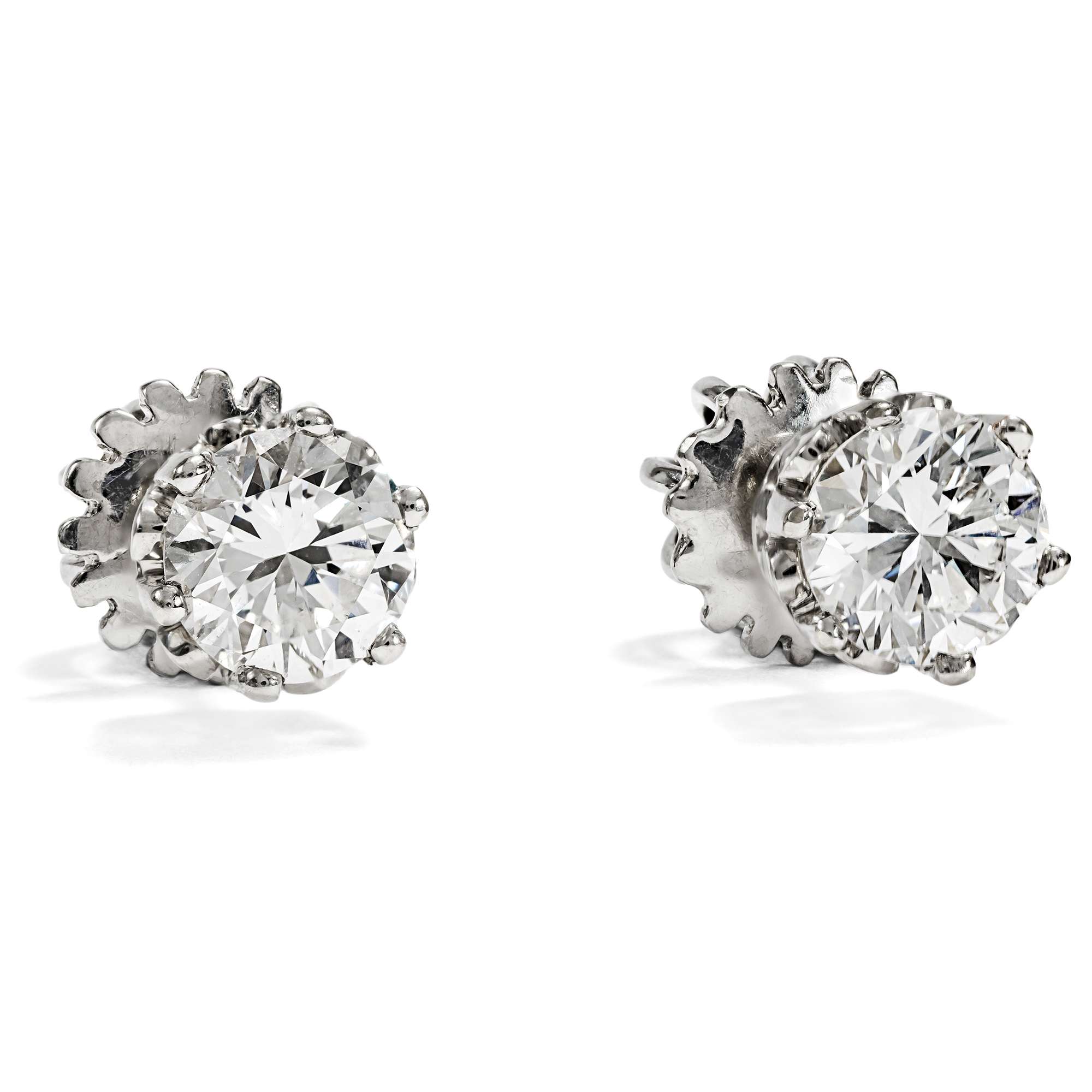 626396-hofer-antikschmuck-Zeitlose-Diamant-Ohrstecker-mit-1-25-ct-Brillanten-in-Weissgold-Wien-1960er-Jahre-Glanzpunkte_1