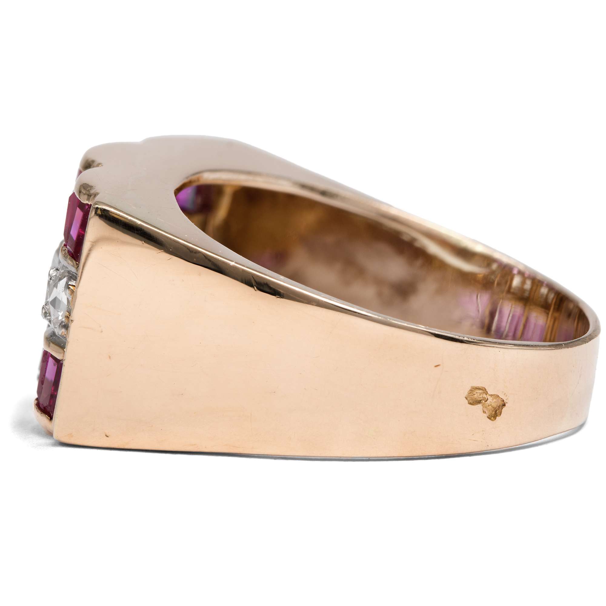 627346-hofer-antikschmuck-Praechtiger-Tank-Ring-mit-Diamanten-und-synthetischen-Rubinen-in-Gold-Lyon-1940er-Jahre-Schwebendes-Licht