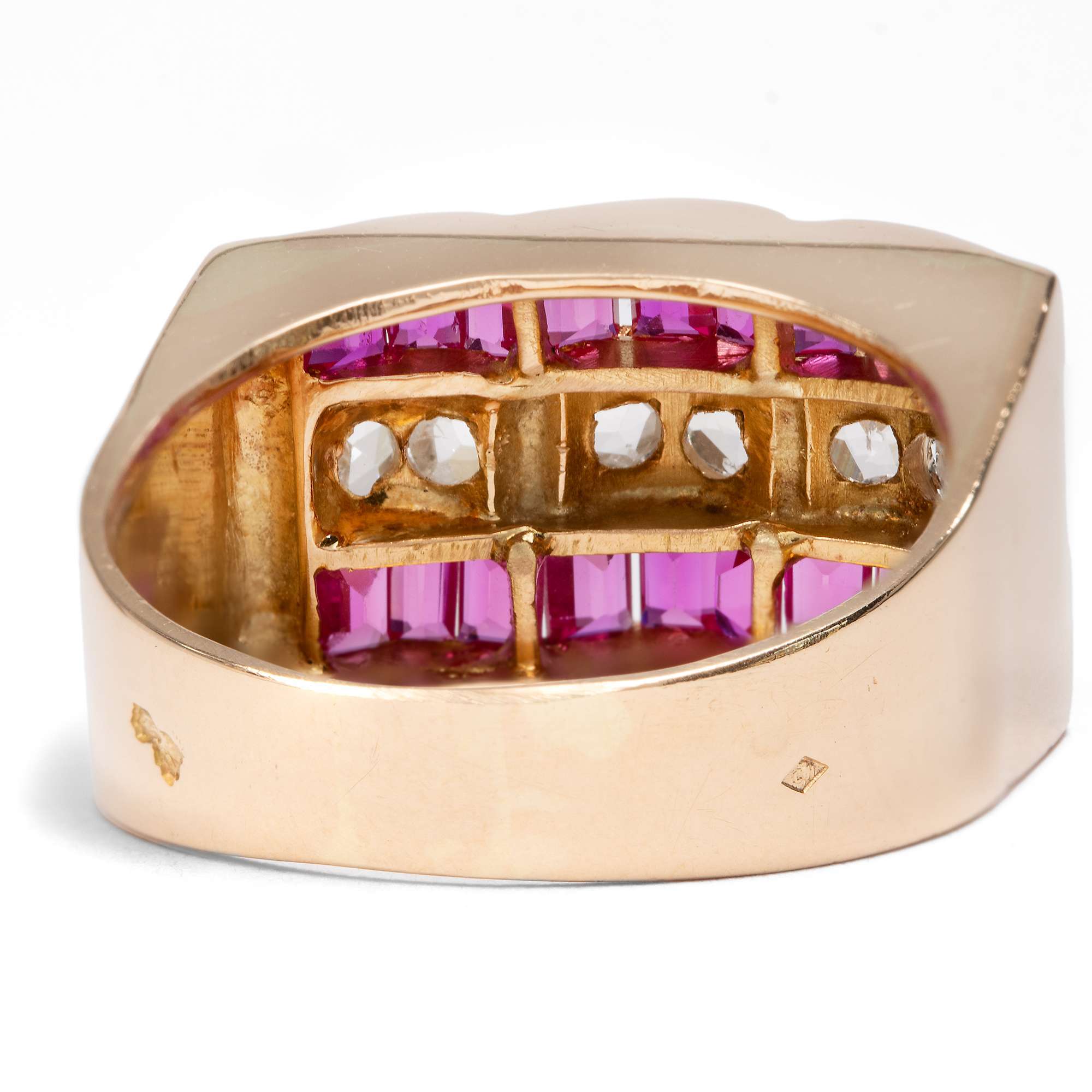 627346-hofer-antikschmuck-Praechtiger-Tank-Ring-mit-Diamanten-und-synthetischen-Rubinen-in-Gold-Lyon-1940er-Jahre-Schwebendes-Licht_2